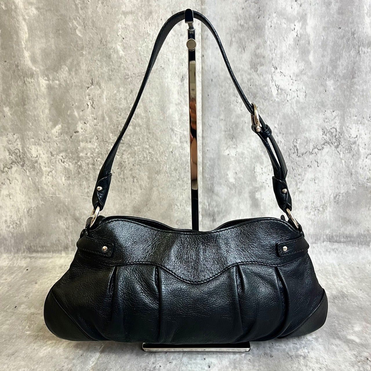 【美品】フェラガモ　トートバッグ　レザー　ダブル　ガンチーニ　黒　シルバー金具 フェラガモトートバッグロゴ金具ガンチーニシルバーレザー黒 ブラック