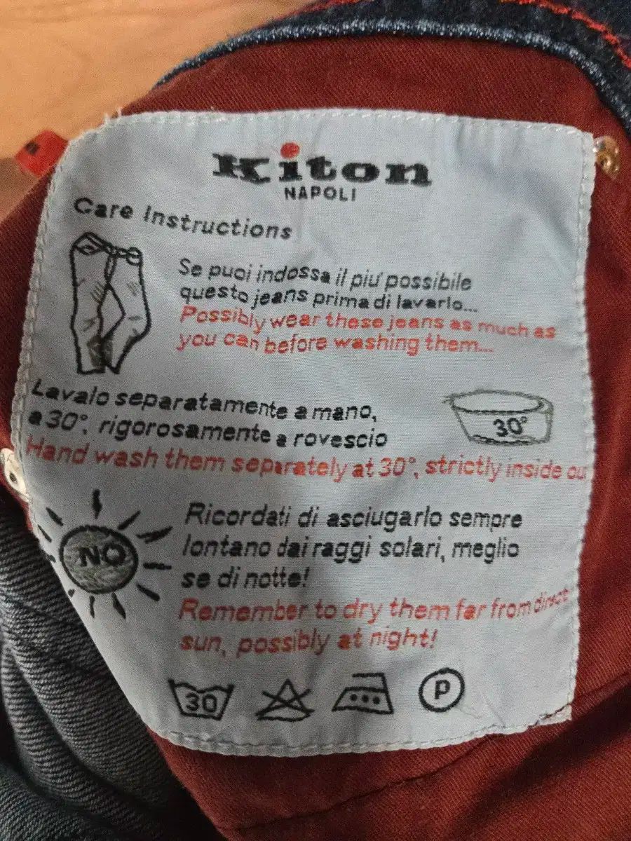 Kiton バックロゴ