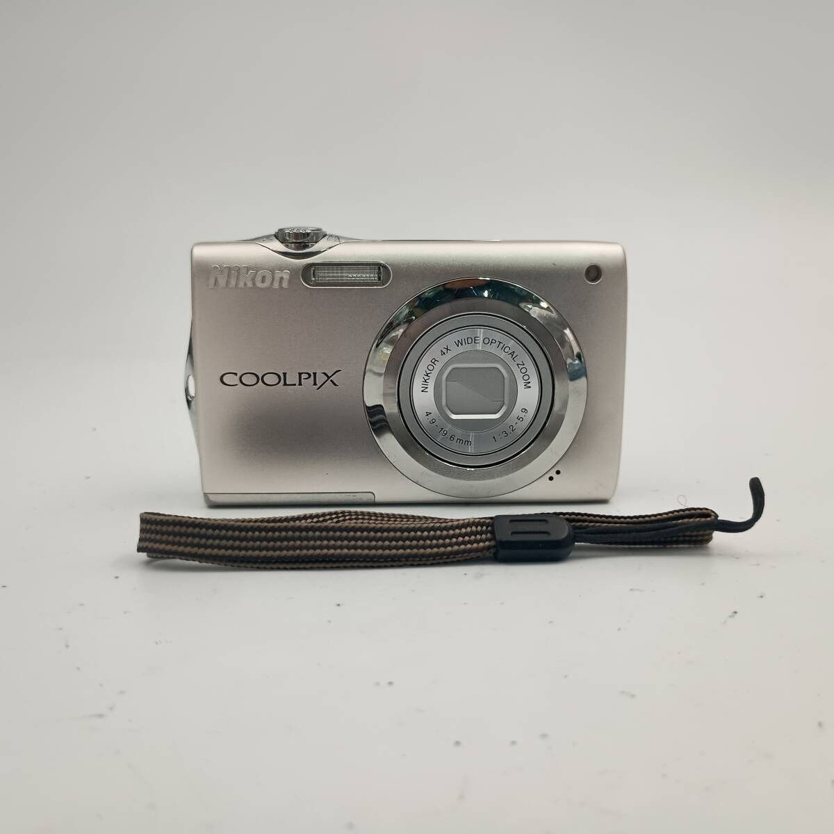 Nikon Coolpix S3000 Silver Compact DIGATAL Camera ニコン