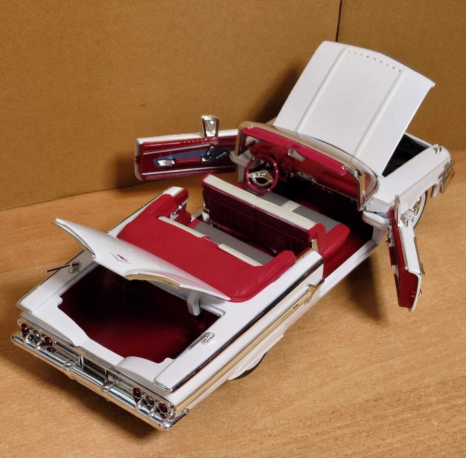 1/18 シェビーインパラ 1960 ホワイト Chevy Impala Convertible
