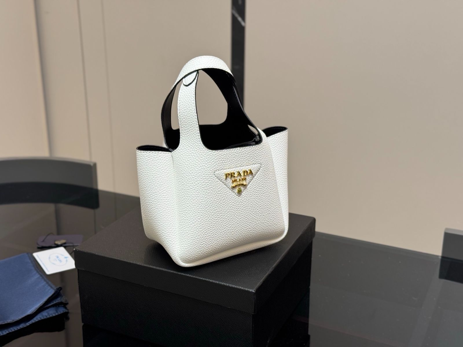 ラスト1点早い者勝ちです⚠️取り置きしてませんPRADAホワイトレザートートバッグ PRADA ホワイトレザートートバッグ