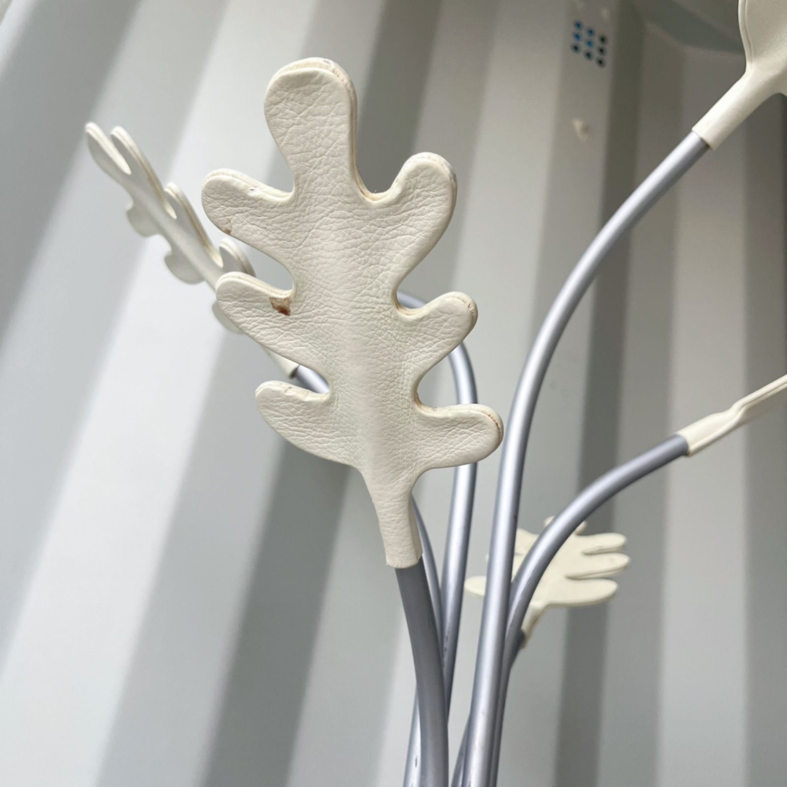 取付無料！ポルトローナフラウ トリ ハンガーラック 本革ホワイト6着コート掛け✨ 取付無料！ポルトローナフラウ トリ ハンガーラック 本革ホワイト6着