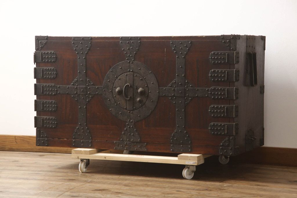 トレーダーヴィックス木彫り置物ひもでかべに飾るとカッコいいです。