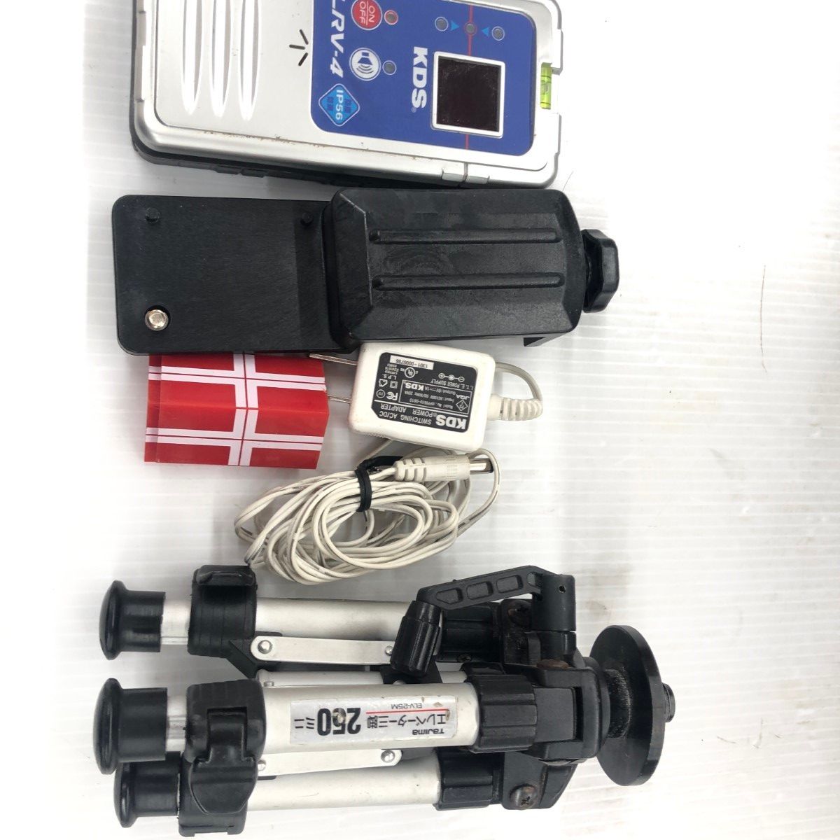 ДД【中古】KDS レーザー墨出し器 程度B 受光機・ケース付 TAJIMAエレベータ三脚・ACアダプター付き DSL-92 レッド やや傷や汚れあり ДД【中古】KDS レーザー墨出し器 程度B 受光機・ケース付 TAJIMA