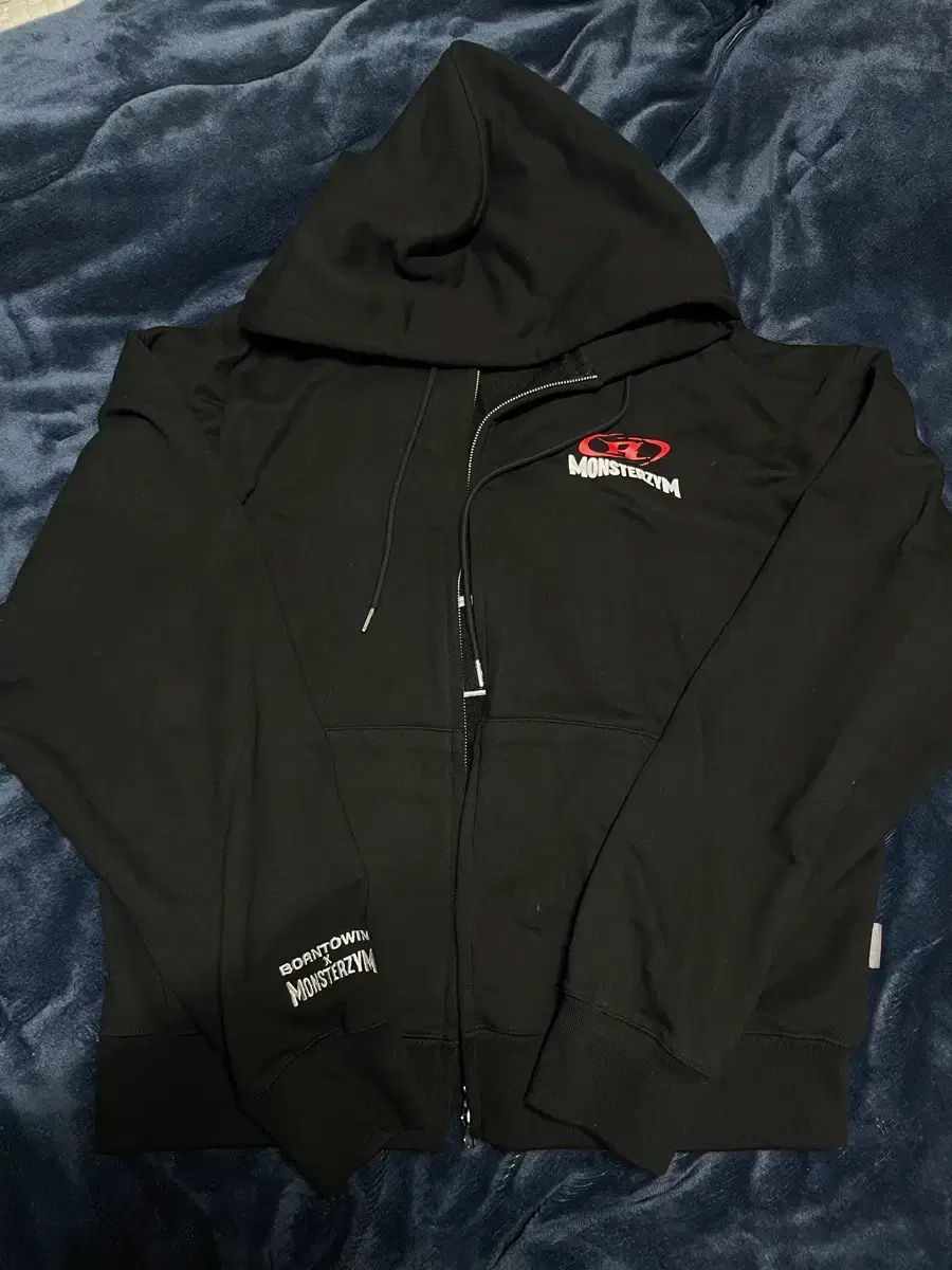 BORN TO WIN x モンスタージム フード付きジップアップ