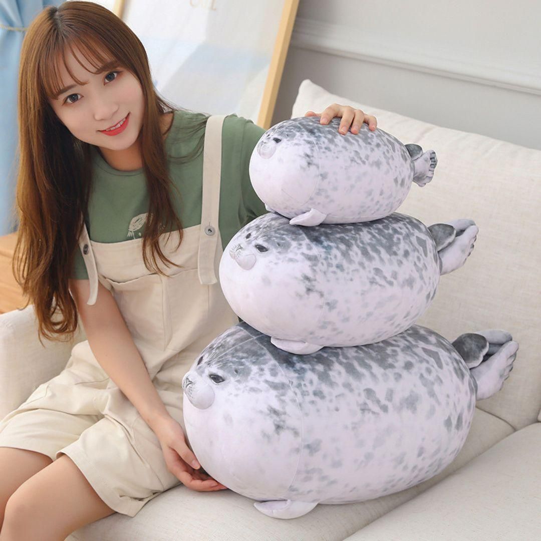 【SHOPS】アザラシ かわいい 抱き枕 大 添い寝 クッション もっちり 睡眠 ぬいぐるみ リアル 大きい 動物 昼寝枕 添い寝枕 ふわふわ もちもち 女の子 彼女 子供 誕生日 プレゼント お祝い 飾り 多機能 椅子 ソファー 背当て オフィス 60cm