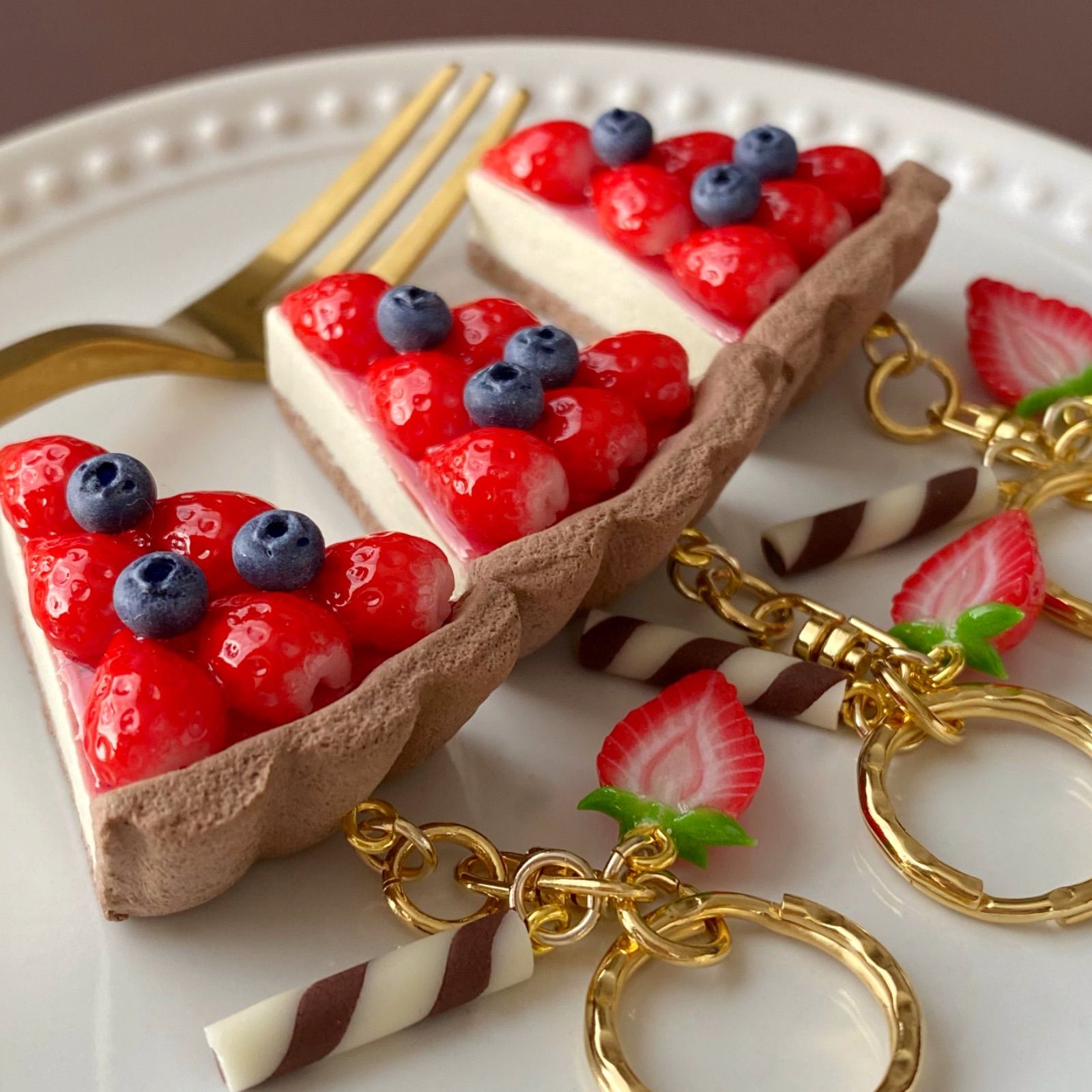 【展示のみ(受注制作不可)】いちごタルトのキーホルダー♡ご希望のイニシャルで♡ 展示のみ(受注制作)】いちごタルトのキーホルダー♡ご希望のイニシャルで♡