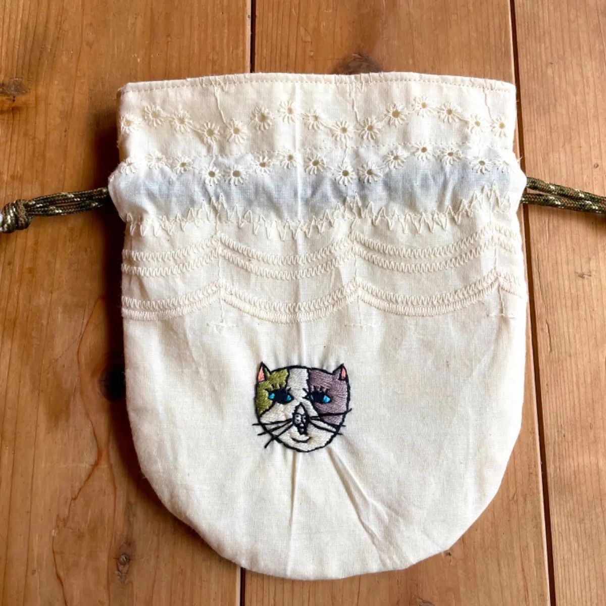 ハンドメイド 猫の刺繍 巾着 - メルカリ