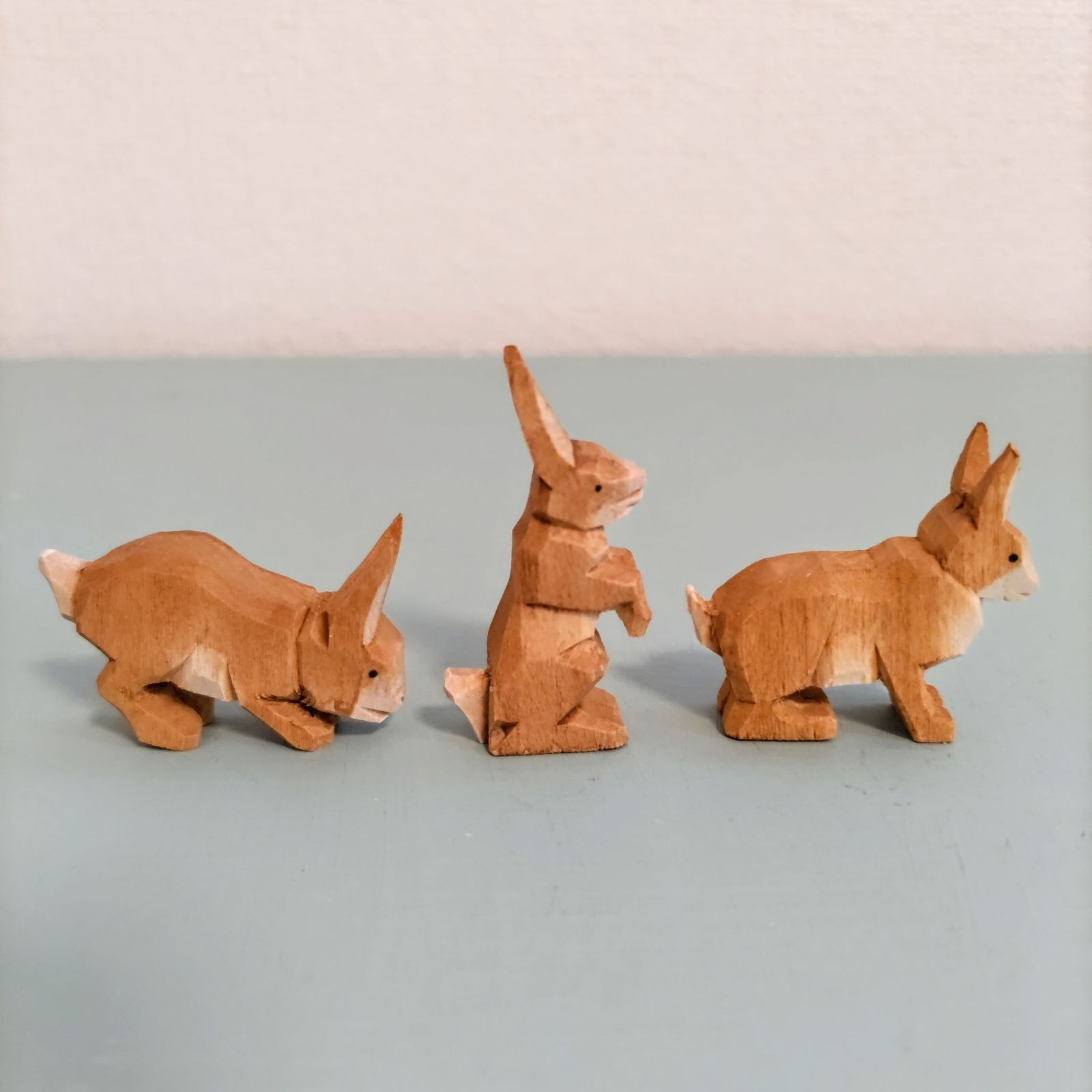 ドイツ工芸品 ミニチュア うさぎ3匹セット 木製 ヘルビッヒ工房