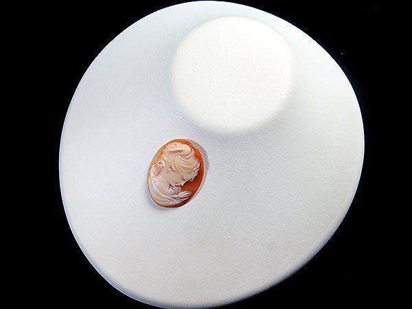 【3連休セール】シェルカメオのルース　ダイアナ　額装済 ジュエリー極】俯く横顔の貴婦人 シェルカメオルース 40.5mm