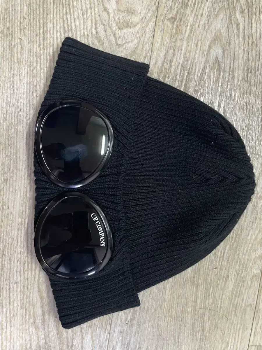 C P カンパニー ゴーグル ビーニー ブラック