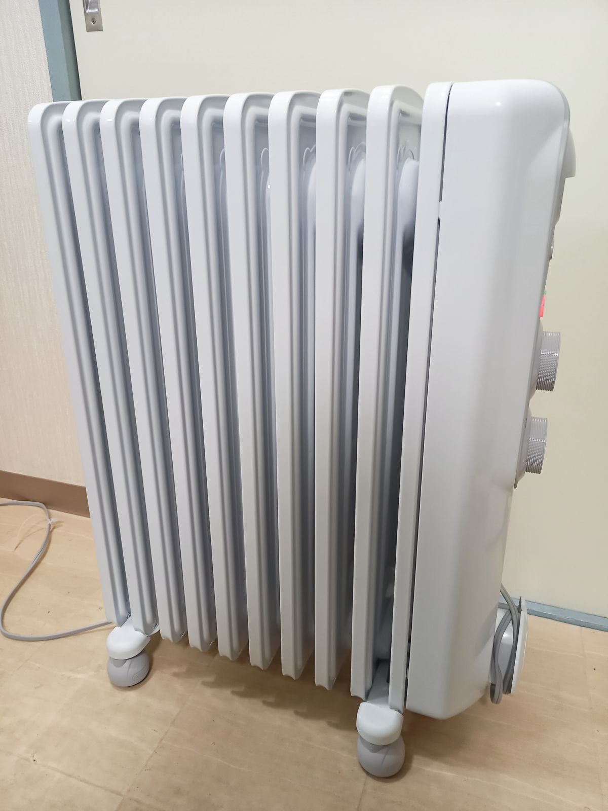 デロンギ　オイルヒーター　RHJ35M1015-LG　10~13畳用 Amazon | De'Longhi (デロンギ) オイルヒーター アミカルド RHJ35M1015