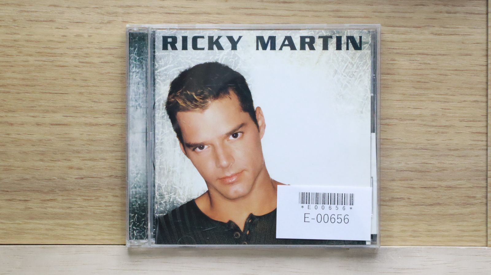 【中古】 リッキー・マーティン～ヒア・アイ・アム～/ＣＤ/ESCA-8017 中古】 リッキー・マーティン～ヒア・アイ・アム～/CD/ESCA-8017