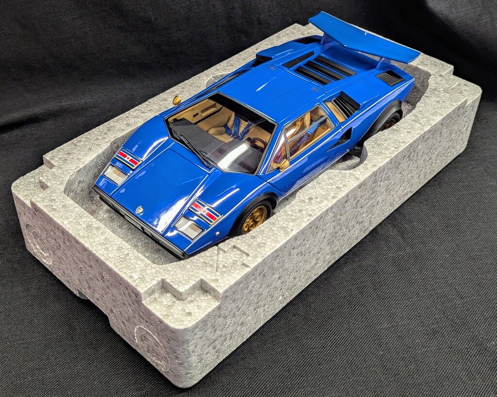 AUTOart 1|18 SIGNATURE LAMBORGHINI COUNTACH WALTER WOLF EDITION BLUE 74652