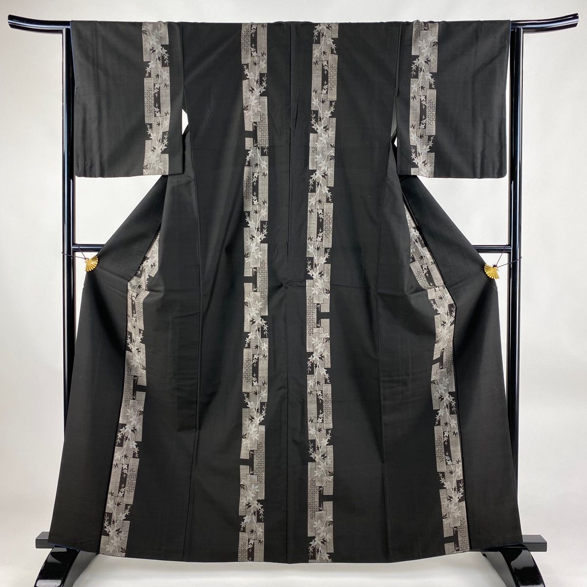 紬 身丈162.5cm 裄丈63.5cm S 袷 短冊 草花 焦茶色 正絹 名品 【中古  