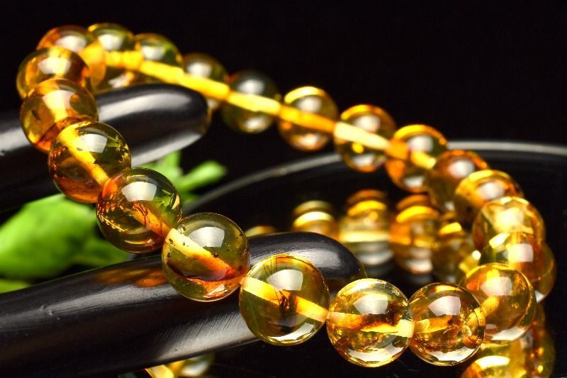 虫入りアンバー琥珀