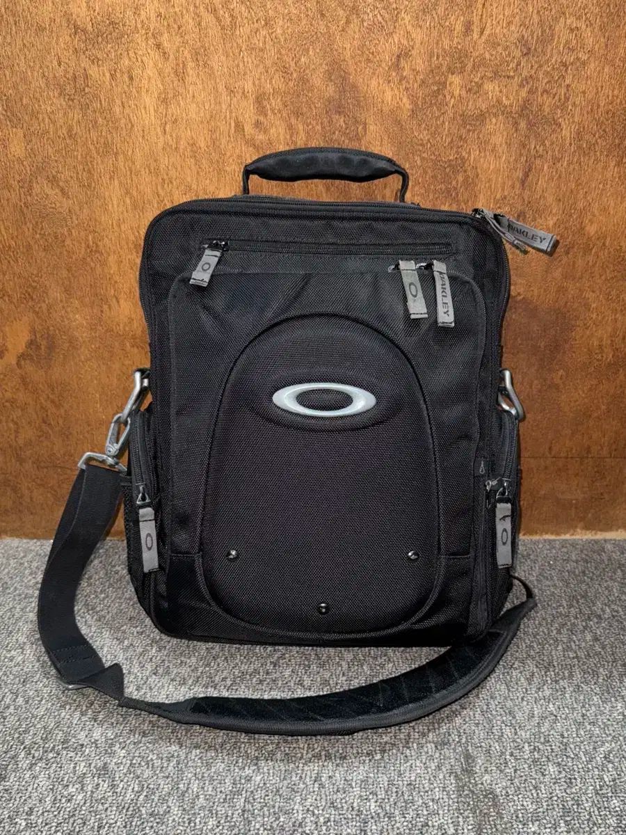 OAKLEY オークリー バーティカル クロスバッグ