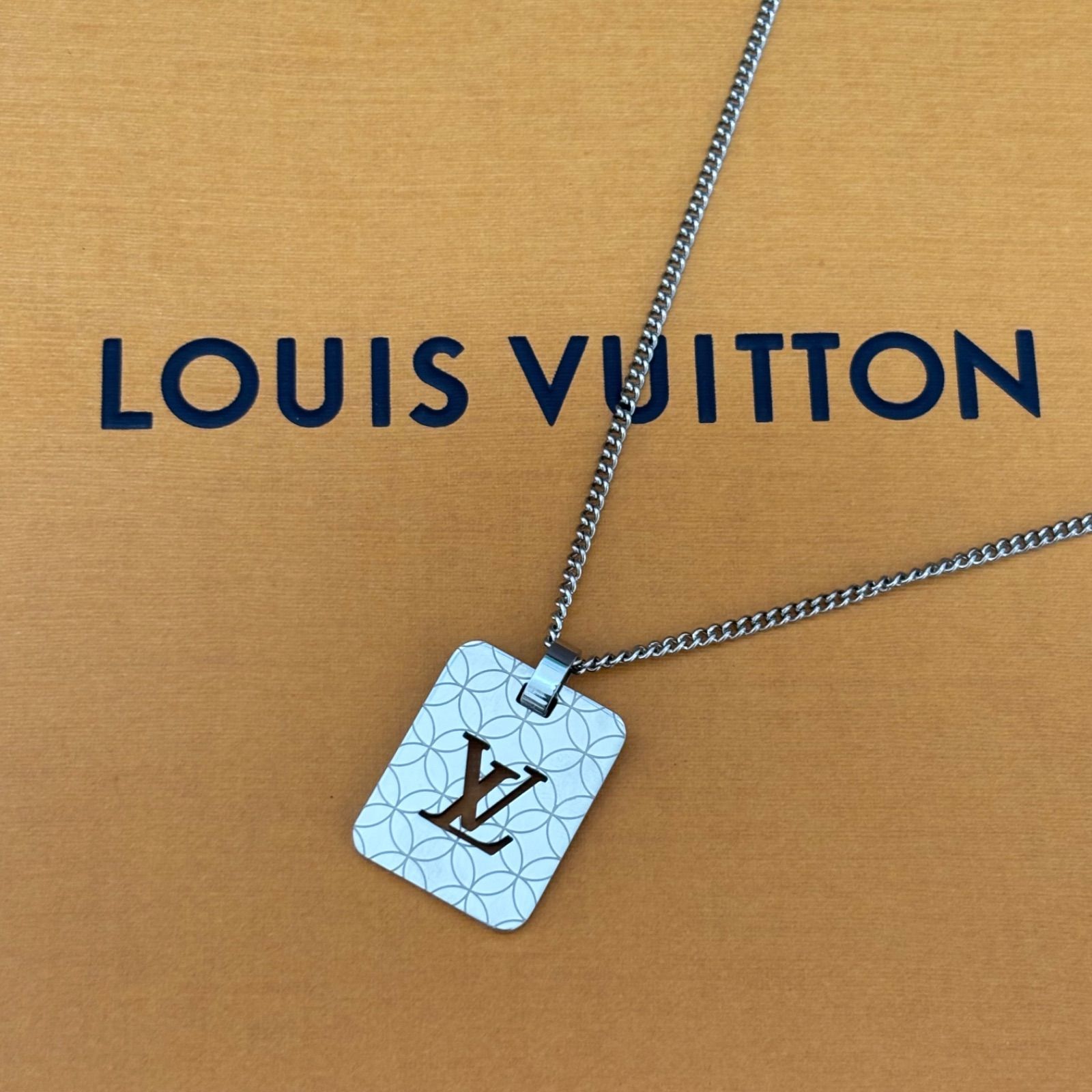 Louis Vuitton LVロゴネックレス*00 Louis Vuitton LVロゴ ネックレス - メルカリ