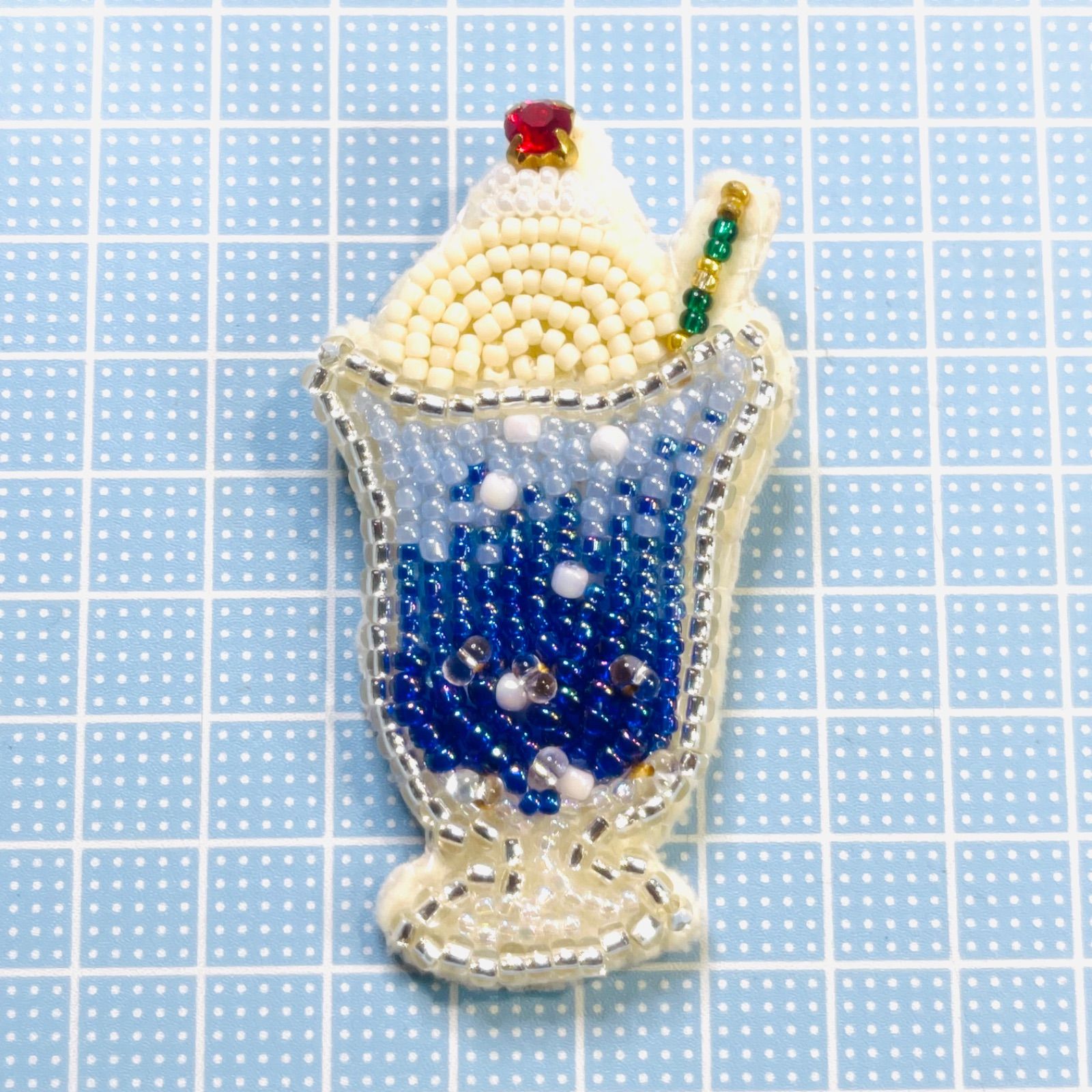 大きめクリームソーダのビーズ刺繍ブローチ - メルカリ