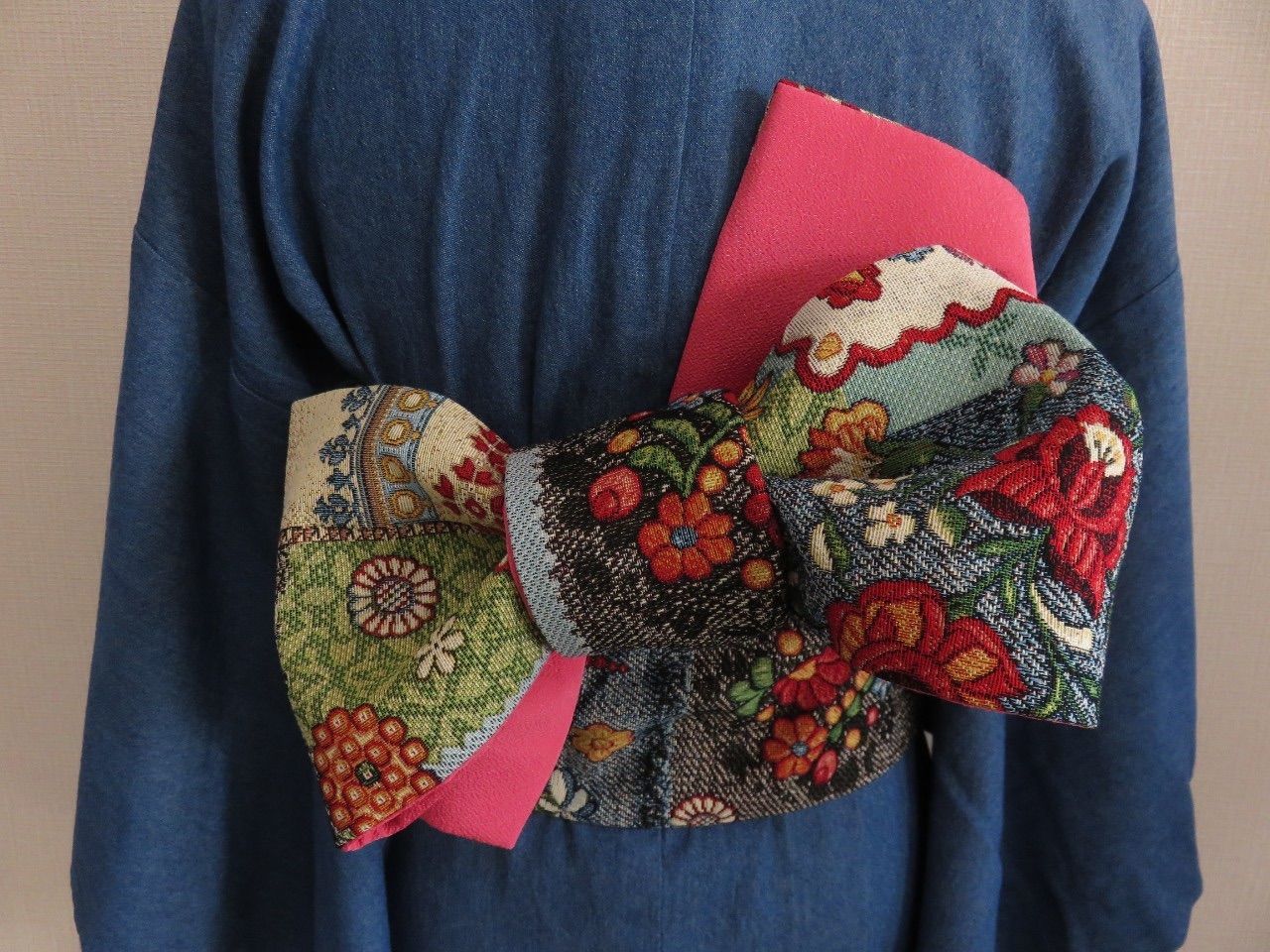 華やかな柄のゴブラン織りとブーゲンビリアピンクが可愛い縮緬のリバーシブル半幅帯