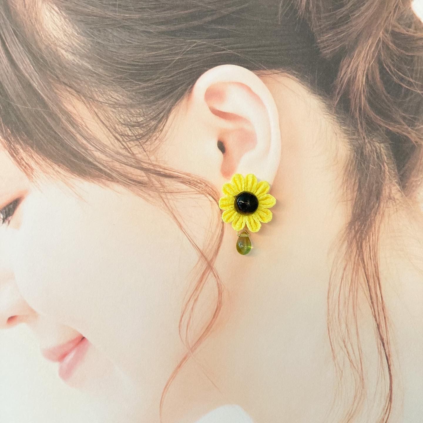 つまみ細工 ひまわりのピアス イヤリング - メルカリ