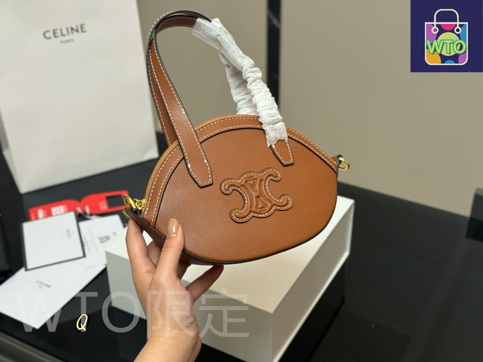 CELINE ボックスとカード、バック袋付き 送料無料【CELINE】コンパクト ジップドカードホルダー (CELINE