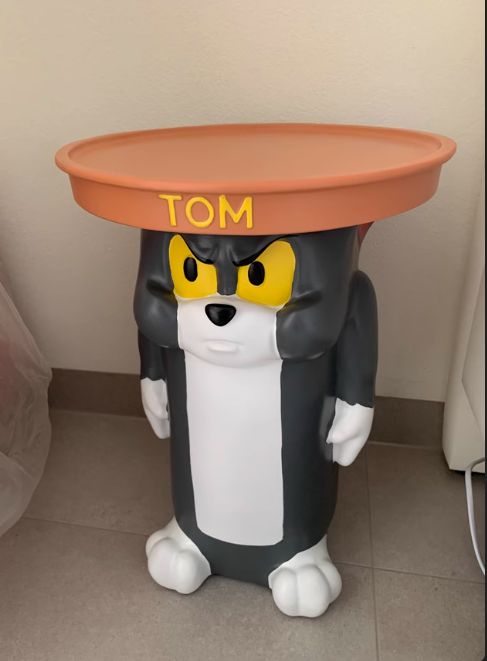 トム猫ソファの端の何テーブルの応接間創意的な漫画のかわいいナイトテーブルの置物の子供
