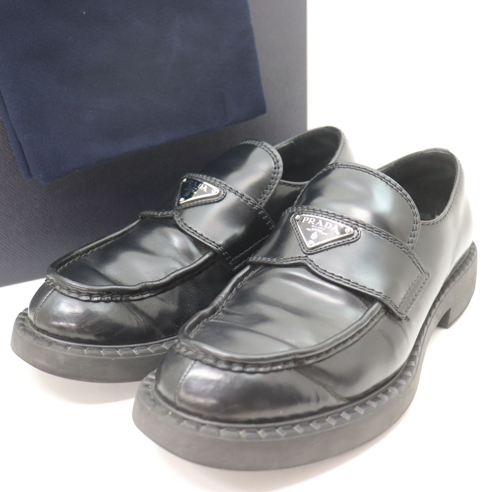 IT9G5I2UTJZK PRADA プラダ チョコレート ブラッシュドレザー ローファー 2DE127 ビジネスシューズ ロゴプレート 革靴 ブラック メンズ サイズ9