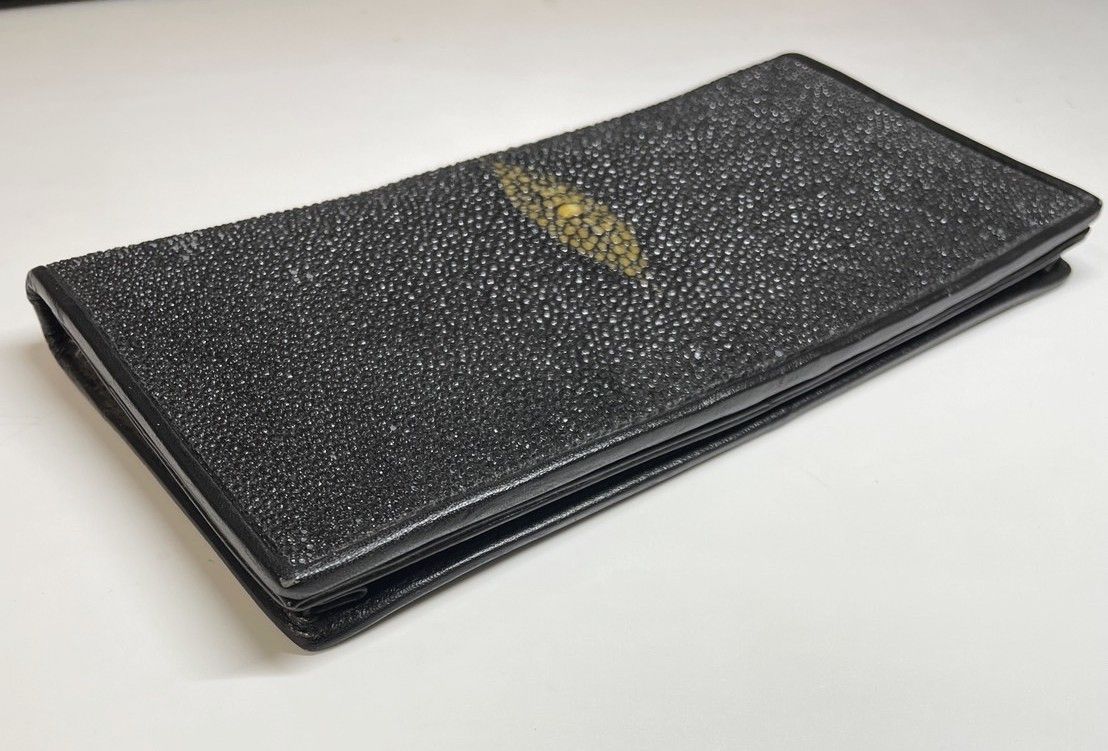 二つ折り長財布 スティングレイ エイ革 黒 - メルカリ