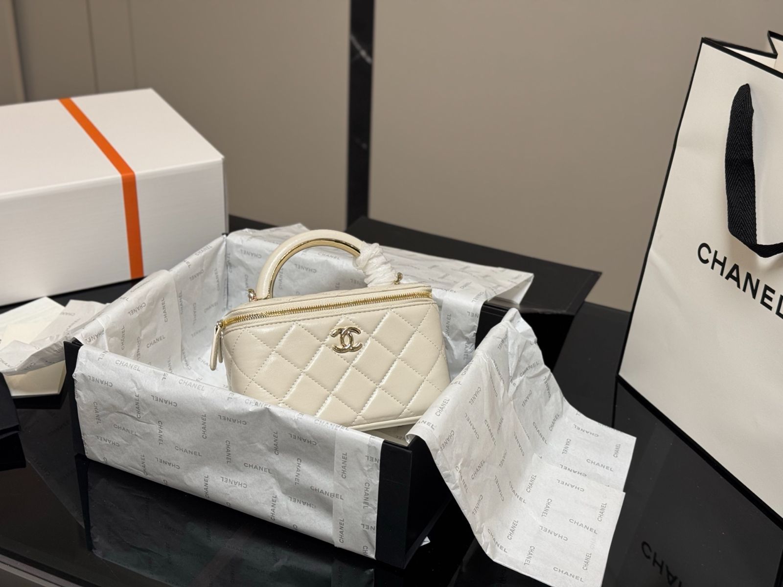 【mmmm♡】CHANEL化粧箱 今日特価】Chanel ハンドル メイクボックス（17×11cm） - メルカリ