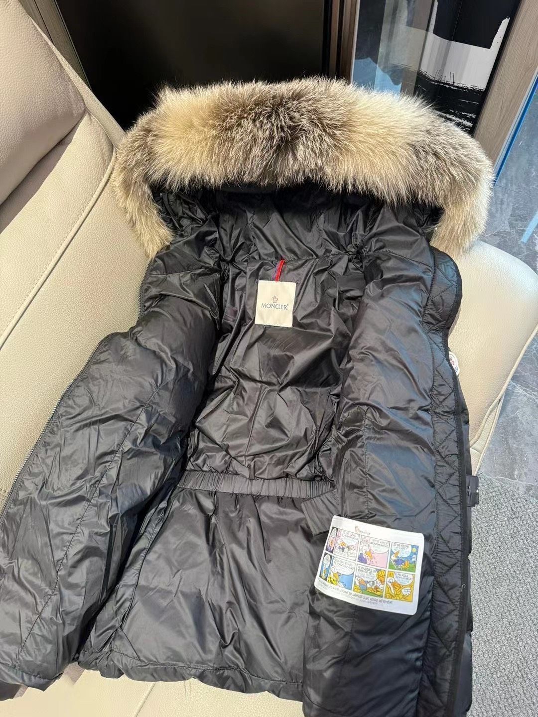 Moncler ブラック フード付きダウンジャケット MONCLERモンクレール 黒 ダウンジャケット フード付き｜本日限定
