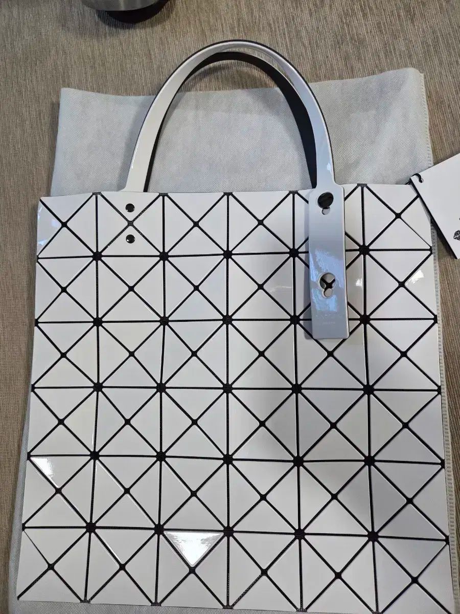 BAO BAO ISSEY MIYAKE バオバオイッセイミヤケ ルーセント トートバッグ 白