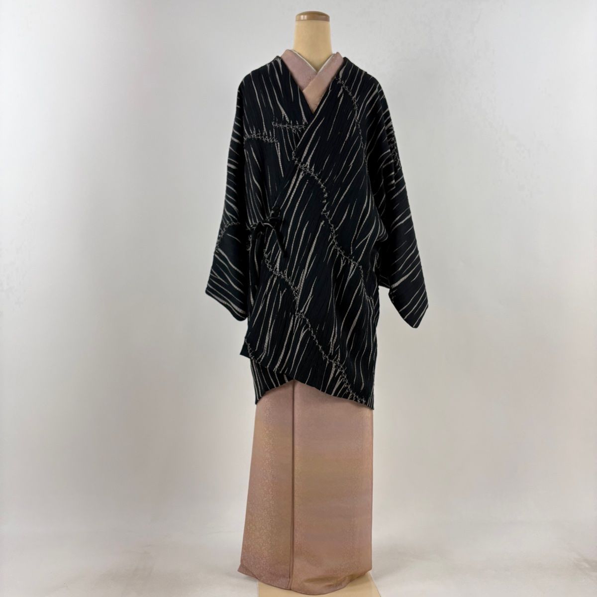 多様性のある 道中着 身丈94cm 裄丈66cm M 和装コート 幾何学 絞り 黒 正絹 秀品