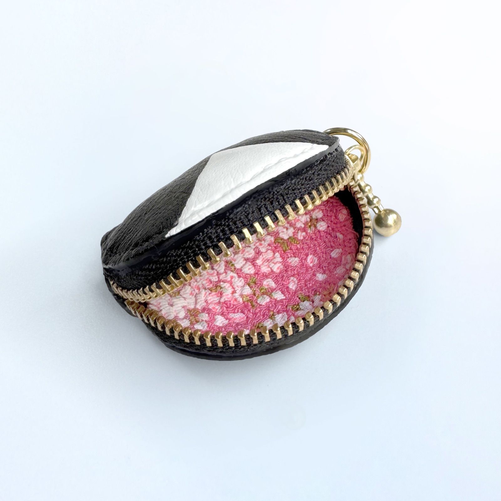 猫型コインケース 24黒白猫/黒白ネコ（金具シルバー）［超ミニ,小銭入れ,コンパクト,レザー,キーホルダー,小さい財布,ハチワレ］琉七 コインケース  刺繍 3匹の猫 レザー コンパクト 猫 アイボリー 茶白 黒猫 L字ファスナー 財布 ミニ財布 小銭入れ メール便送料無料 ...