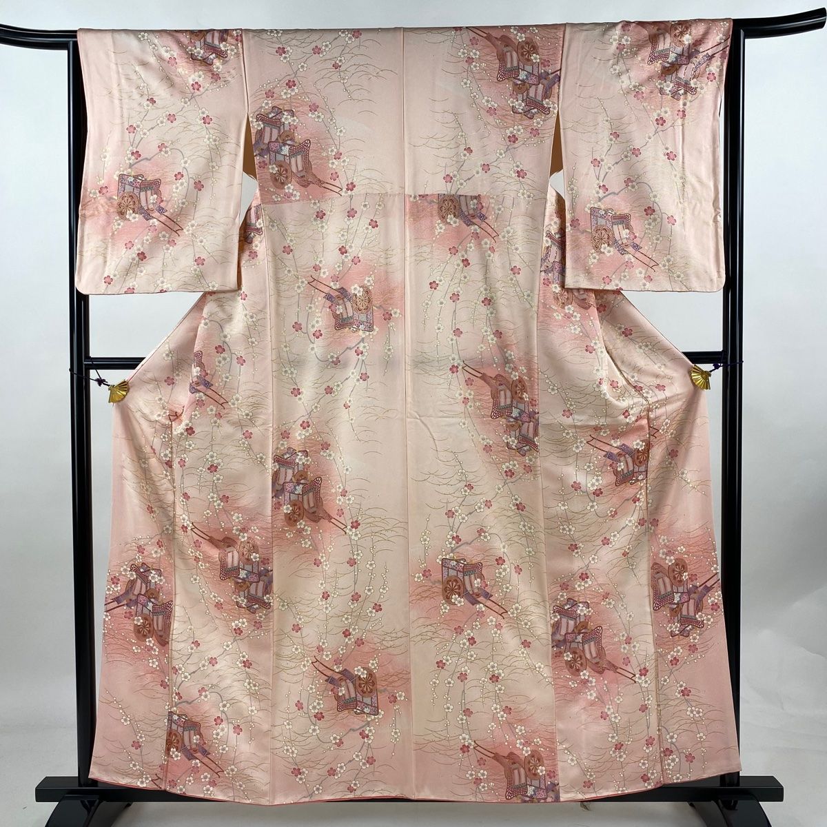 未使用小紋　御所車風景花紋　金彩入り　身丈裄長　正絹　おしゃれ着に！ 小紋 身丈158cm 裄丈63.5cm S 袷 御所車 枝梅 金彩 ぼかし ピンク 正絹