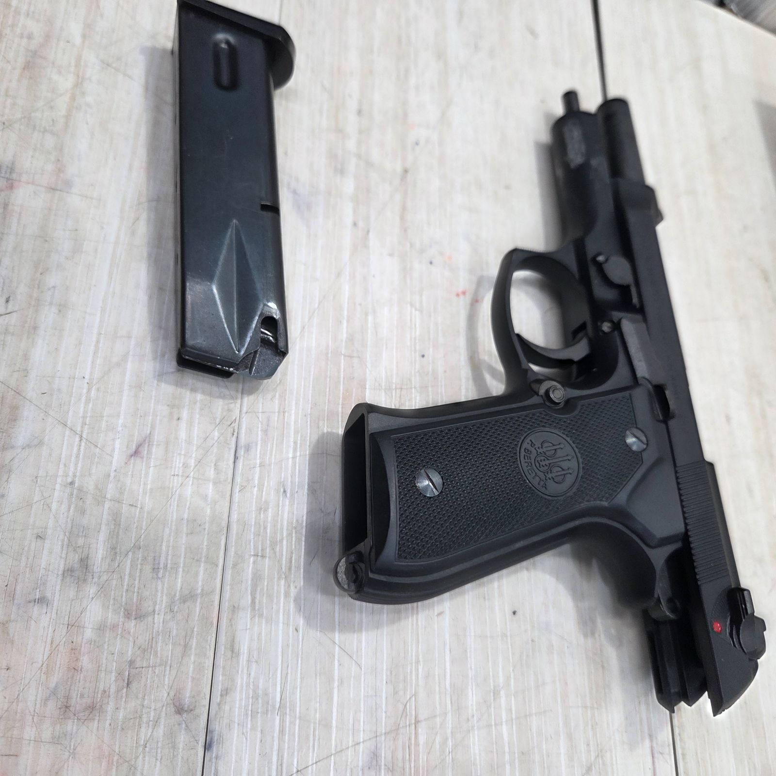 WA Beretta M92FS バトルダメージ　ベレッタ　スタンド付き 待望の再入荷！「WA【ベレッタ】M92FS ダイハード・バトル