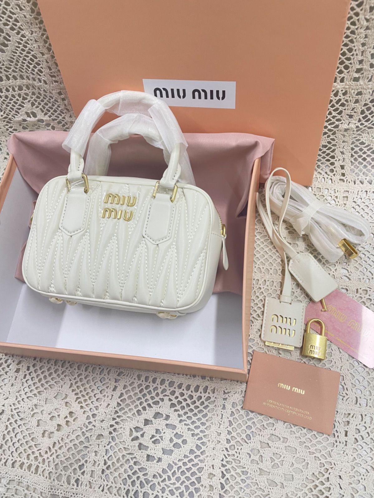 人気 MIU MIU ‎✦ミュウミュウボウリングバッグ ハンドバッグ