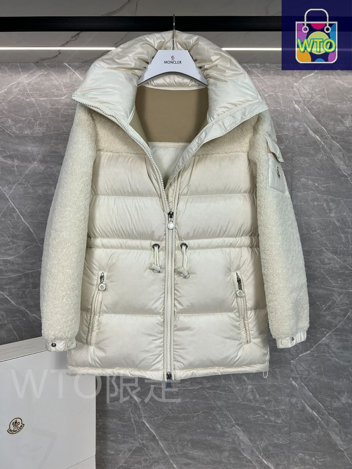 MONCLER フード付きベージュダウンジャケット