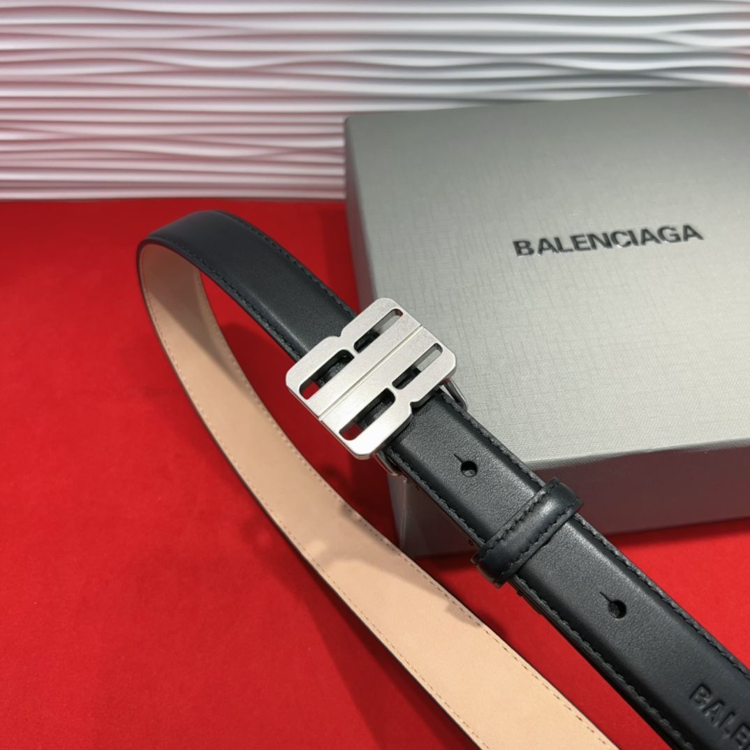 【完売必至】バレンシアガ おしゃれでカッコいい♪レザーベルト bc6202711ch0b1000.jpg