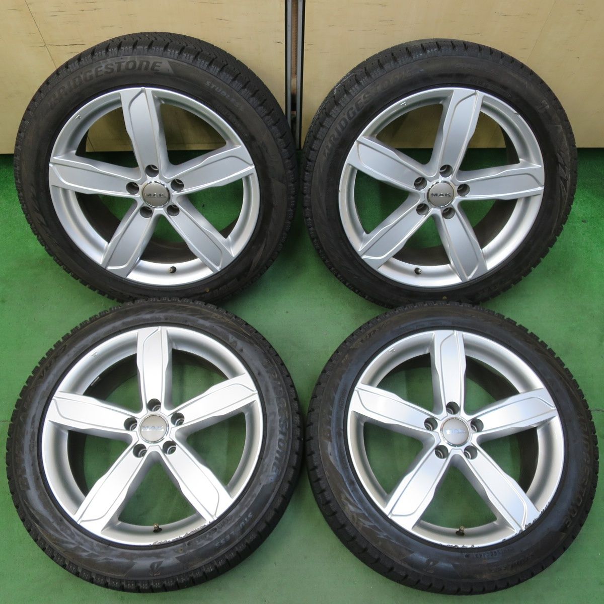 バリ溝 9.5分 アウディ 等 MAK STADT 245|45R18 スタッドレス ブリヂストン ブリザック VRX2 シュタッド 18インチ PCD112|5H 5042403イス