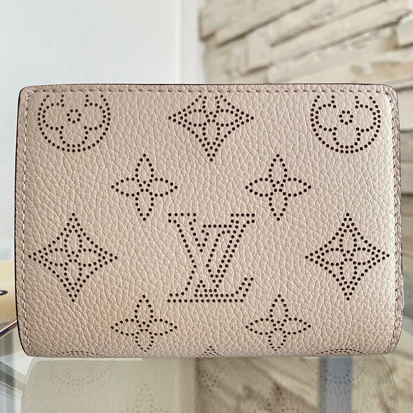 現行 ほぼ未使用⭐️ルイヴィトン マヒナ ポルトフォイユ クレア ガレ ベージュ LOUIS VUITTON - 現行モデル 極美品⭐️ルイヴィトン マヒナ