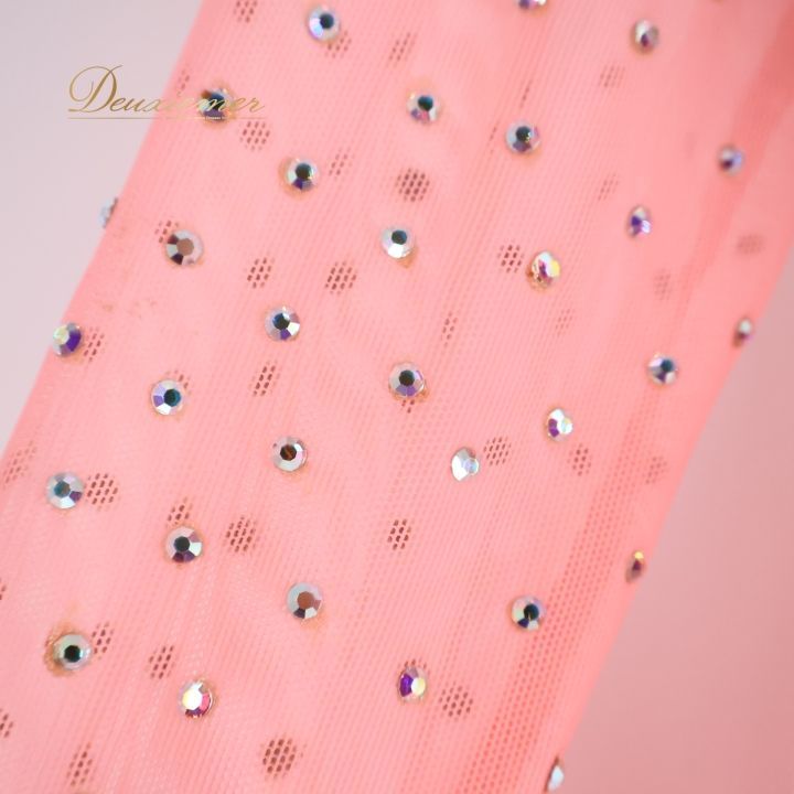 サーモンピンク