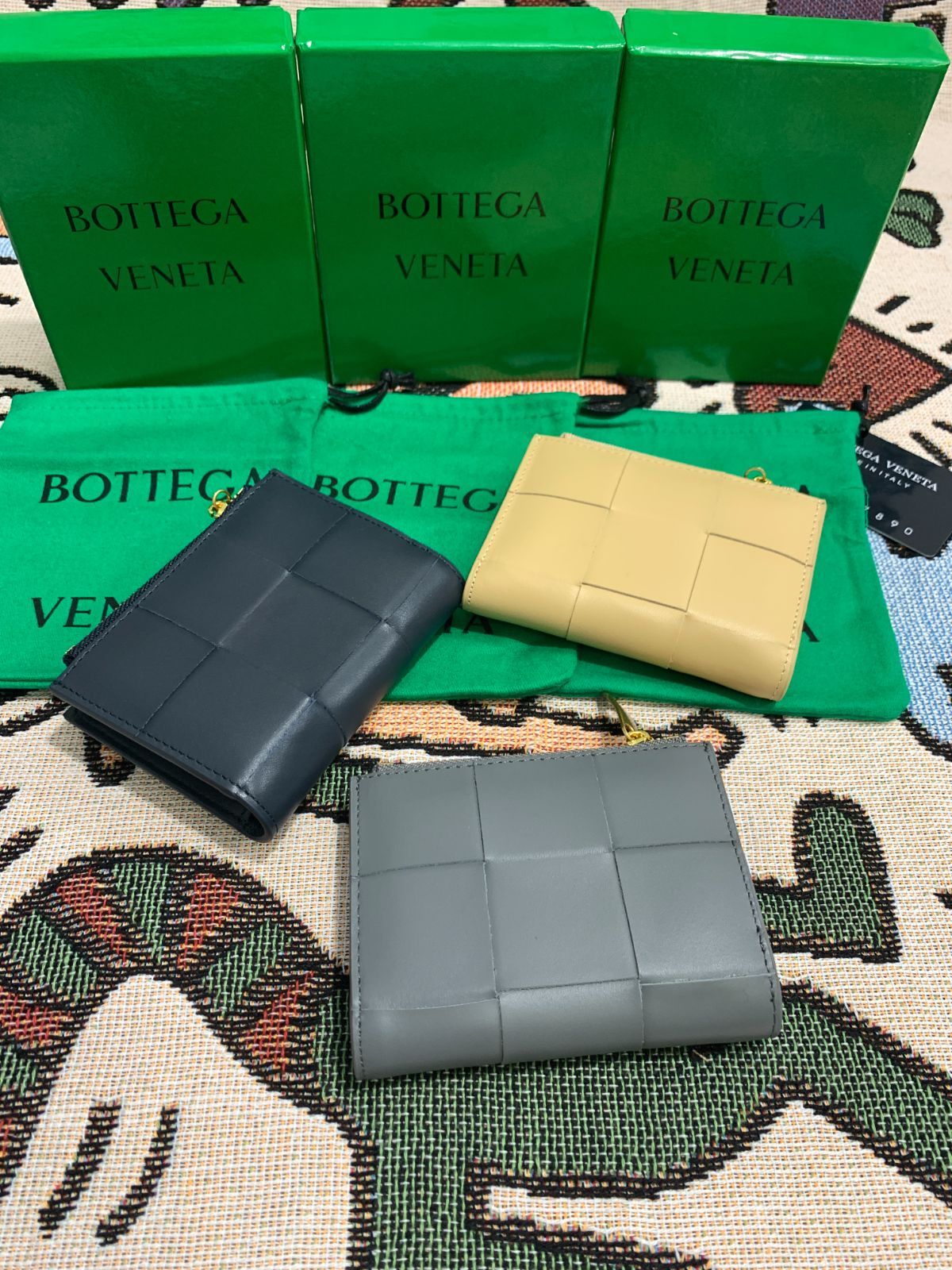 大人気!💕 実物【希少】BOTTEGA VENETA ボッテガヴェネタ　二つ折り財布 小銭入れ 早い者勝ち【箱付き】