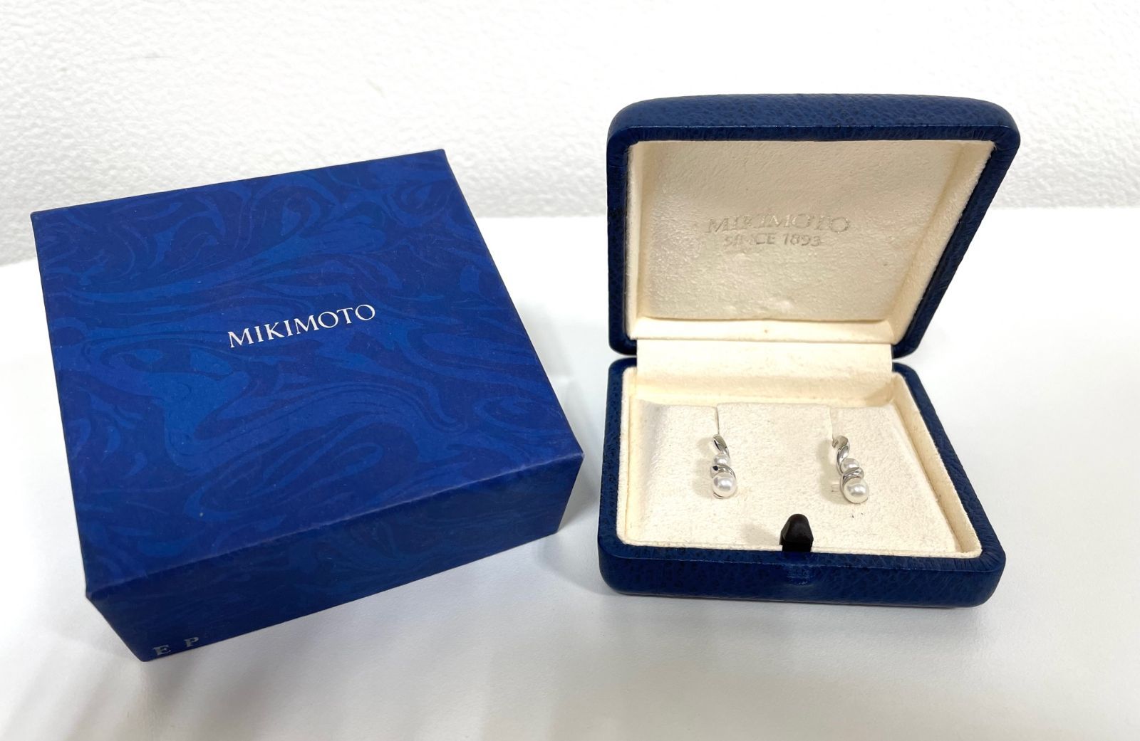 【L33924】　MIKIMOTO　ミキモト　ピアスセット　K18WG　重量約2,6g　大小2つのパールが重なった上品でエレガントなデザイン　普段使い～フォーマルまで