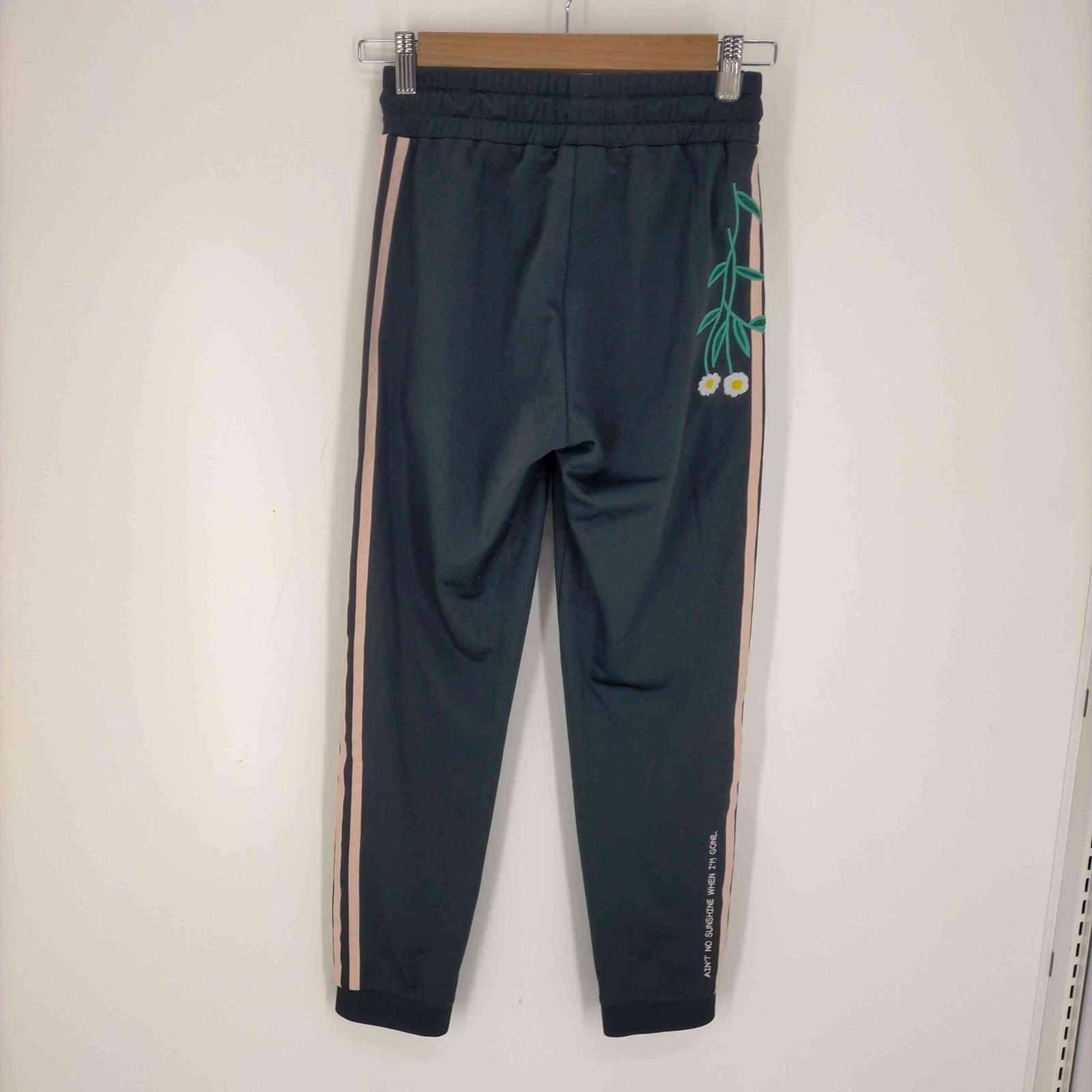 美品　アディダス　オリジナルス　トラックパンツ　花柄　レディース adidas 花柄 トラックパンツ オリジナルス スリーストライプ