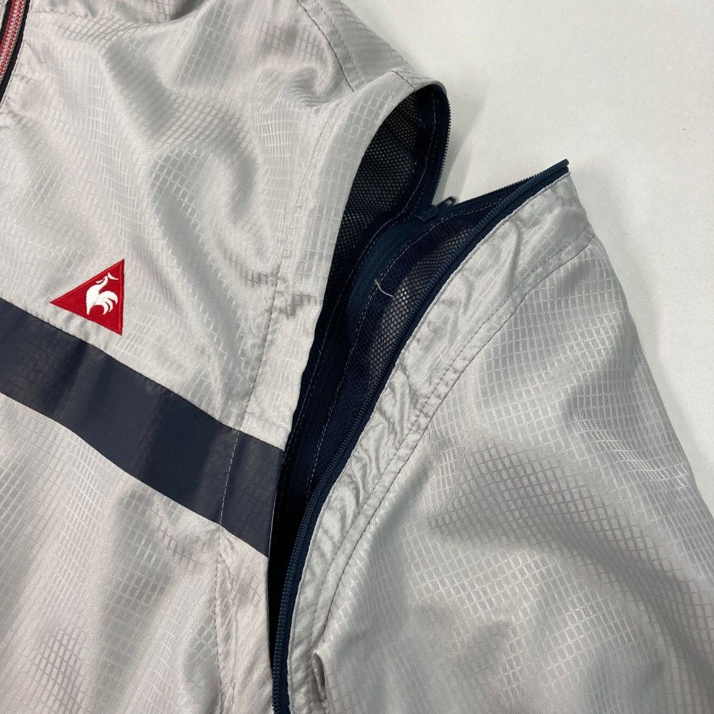 サイズ：M LE COQ GOLF ルコックゴルフ  2WAY ジップジャケット 裏メッシュ  グレー系 [240101487568] ゴルフウェア メンズ ストスト サイズ：M LE COQ GOLF ルコックゴルフ 2WAY ジップジャケット