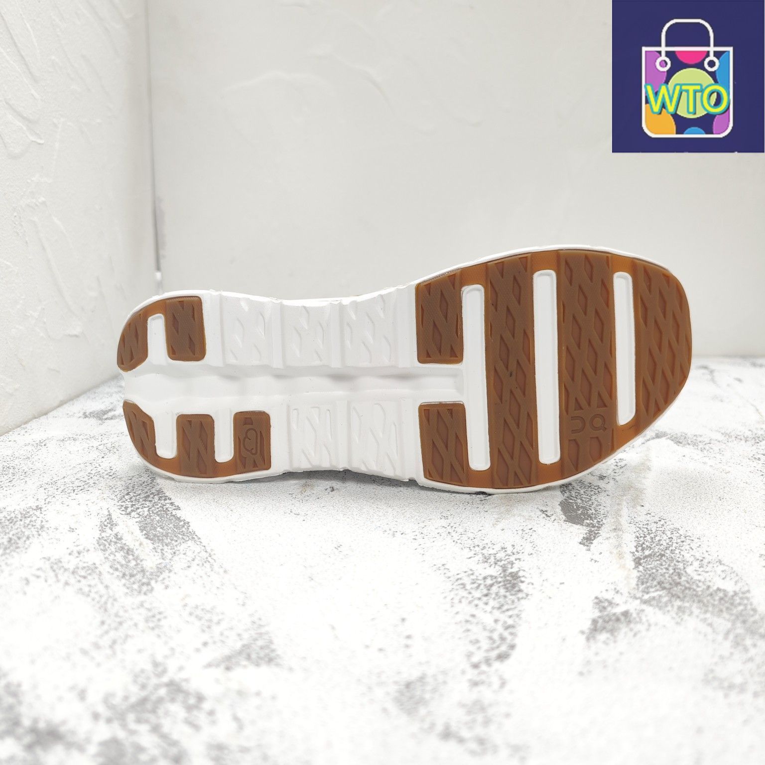 ON Cloudtilt（クラウドティルト）ホワイトレッド スニーカー