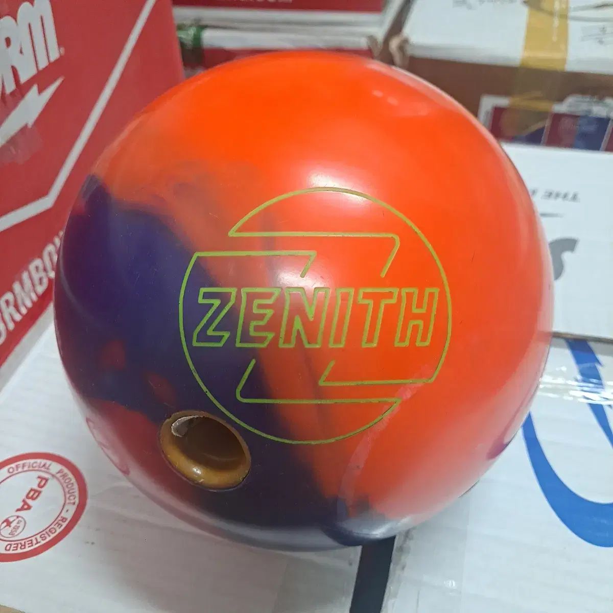 ボウリングボール- 15 ポンド BRUNSWICK ブランズウィック ゼニス 1 評価 フックボール-2本の指 すみやかに 利用します