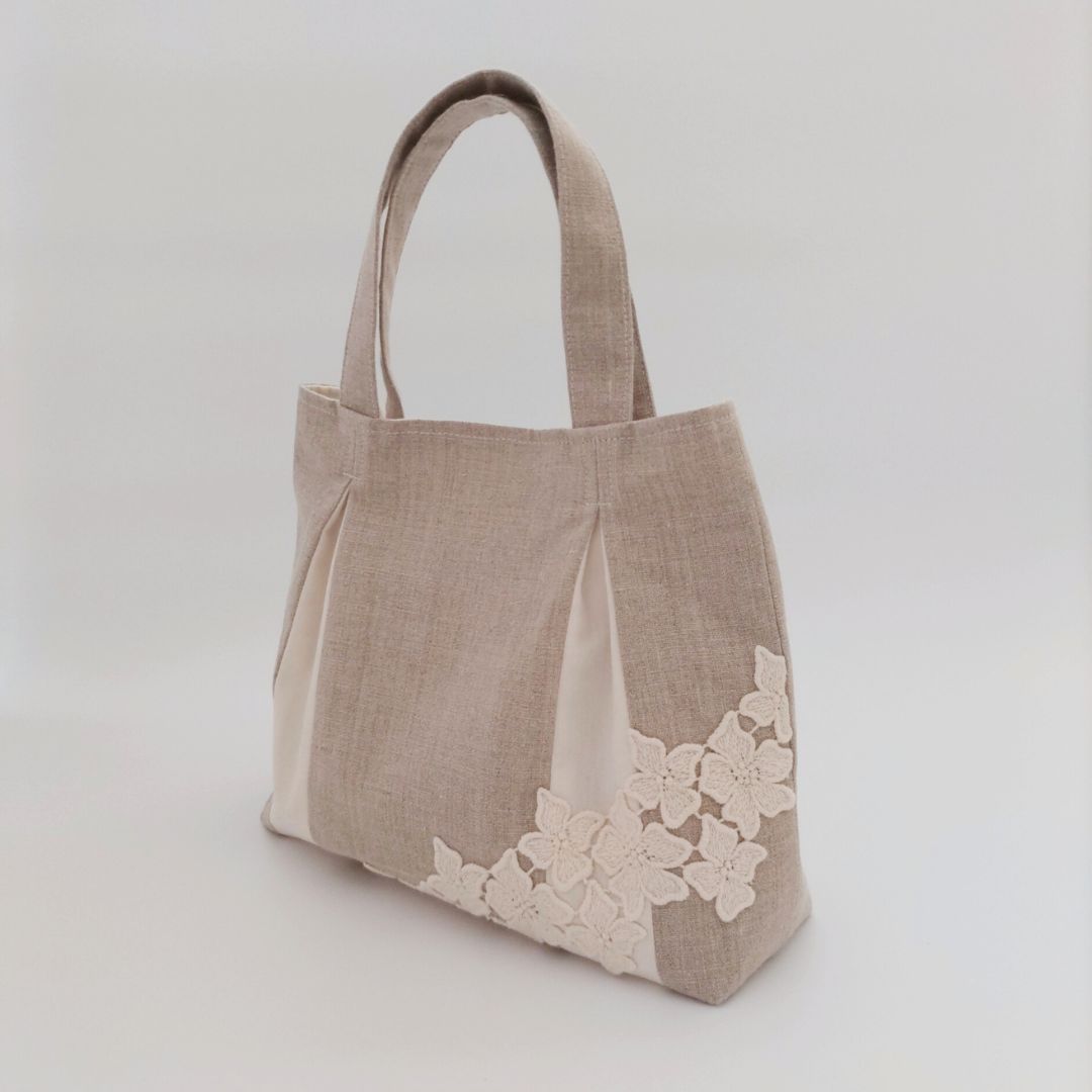 リネンとお花のタック入りトートバッグ　お花のレース　オーガニックコットン　受注制作