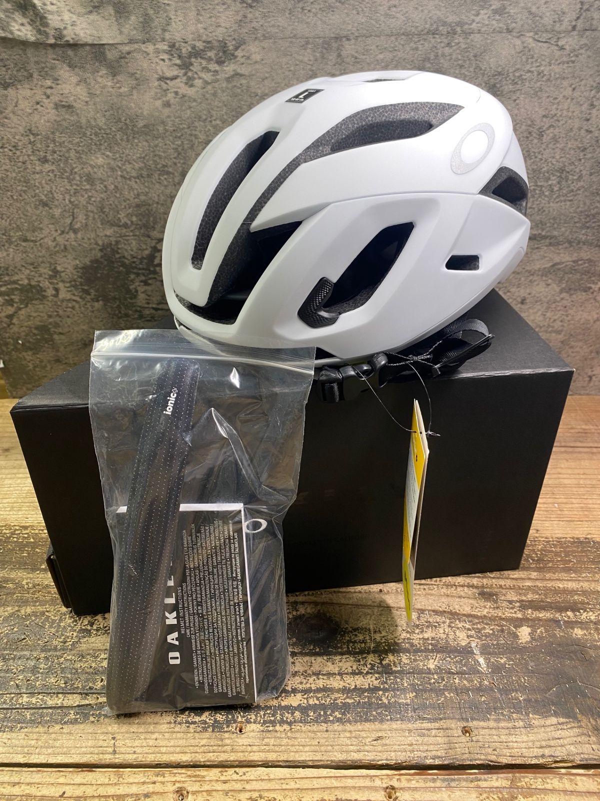 JJ622 オークリー OAKLEY ARO5 RACE ヘルメット 白 Large 2025|12製造